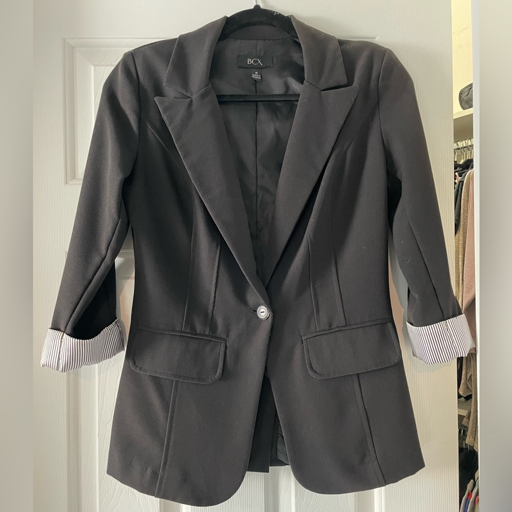 BCX Black Medium women’s blazer. One button, faux pockets